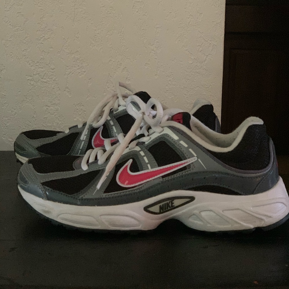 [ Nike women’s sneakers] size 7 1/2